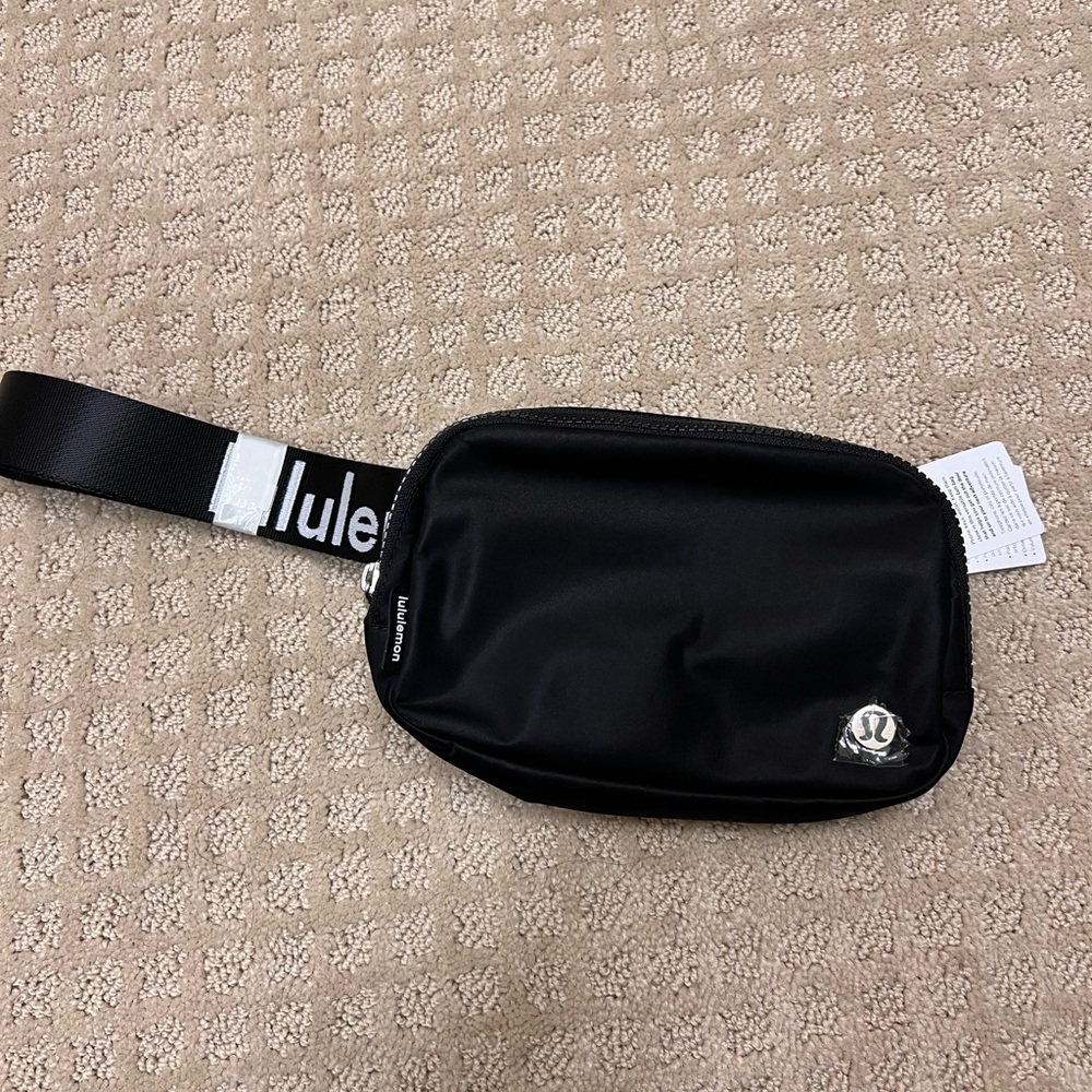 Lululemon everywhere belt bag with wordmark (NWT)